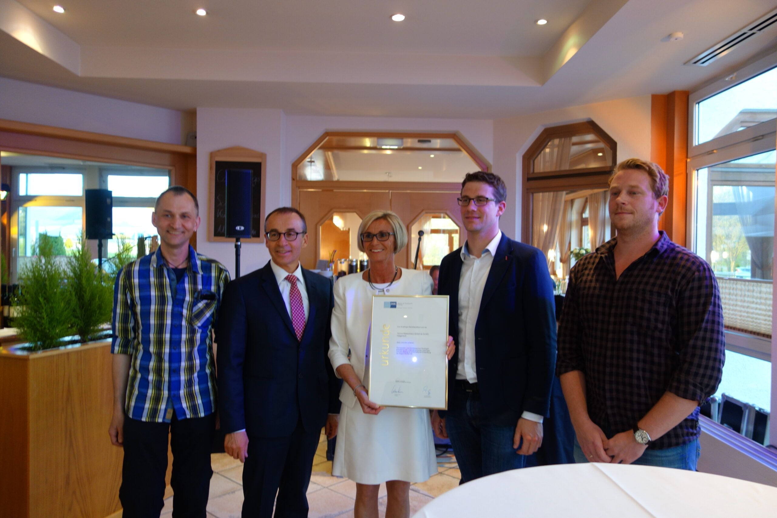 Regine Henne mit Bürgermeister und weiteren Personen bei der IHK-Urkunden Übergabe